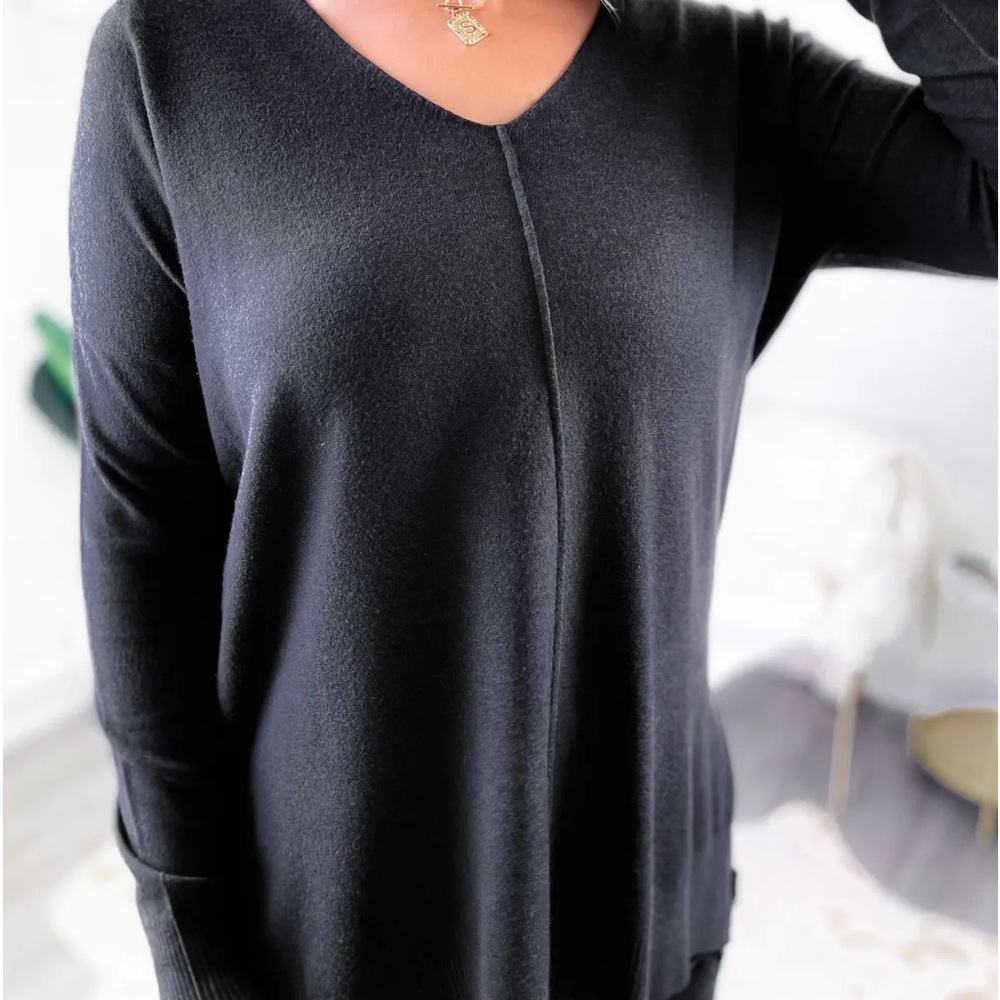 Zenana Hi-Low Hem V-Neck Center Seam Sweater